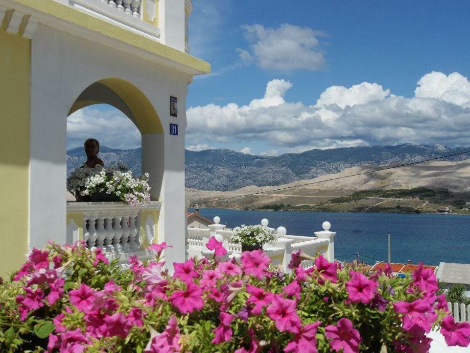 Ana * Pag Town